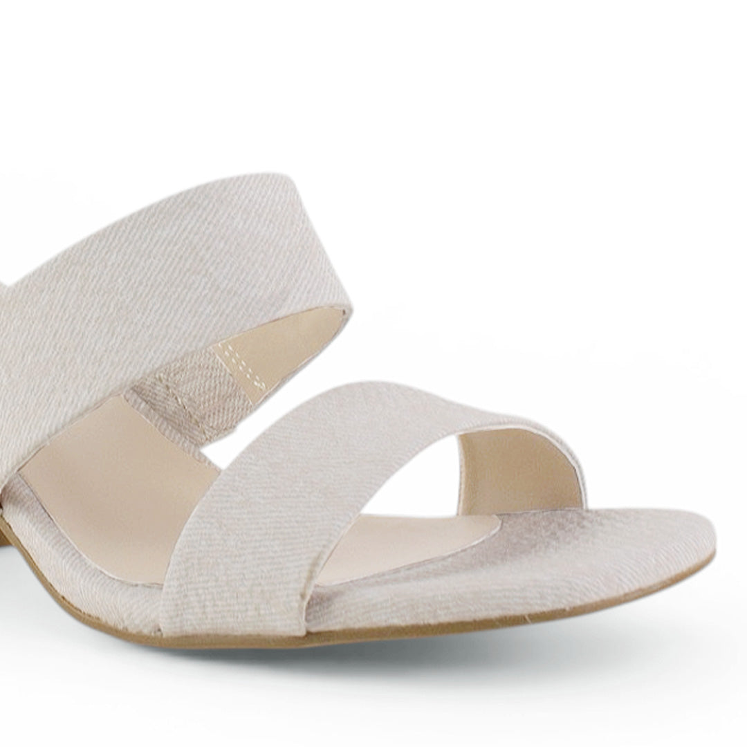 Vista a detalle de doble tira ancha frontal en zapatilla beige para mujer de diseño descubierto