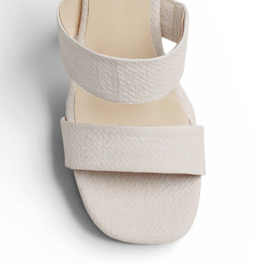 Vista de material sintético en zapatilla beige para mujer con diseño abierto y doble tira ancha 