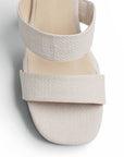 Vista de material sintético en zapatilla beige para mujer con diseño abierto y doble tira ancha 