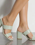 Zapatillas verdes para mujer de tacón grueso de 7cm con doble banda frontal  y diseño descubierto