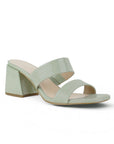 Vista diagonal de zapatilla verde para mujer con tacón grueso de 7cm y doble tira ancha 
