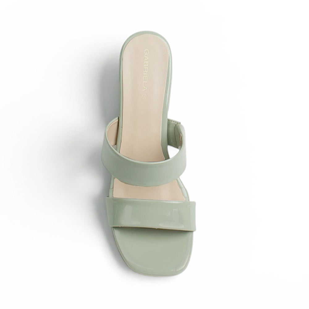 Vista superior de zapatilla verde de diseño descubierto para mujer con doble tira ancha y punta redonda