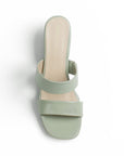 Vista superior de zapatilla verde de diseño descubierto para mujer con doble tira ancha y punta redonda
