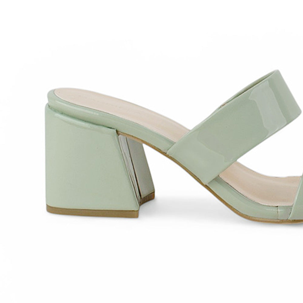 Vista trasera de tacón grueso de 7cm en zapatilla verde de diseño descubierto para mujer con doble tira ancha  en empeine 