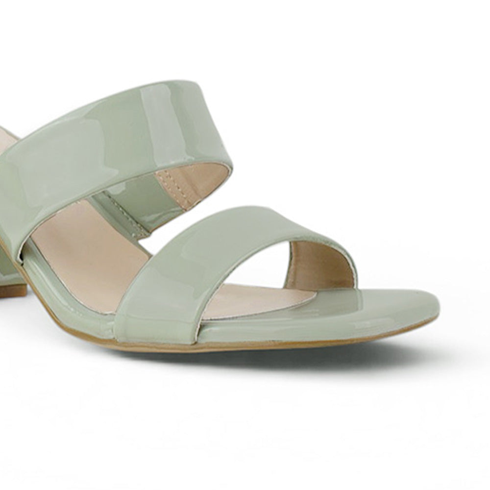 Vista a detalle de doble tira ancha frontal en zapatilla verde para mujer de diseño descubierto