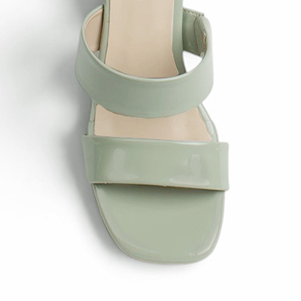 Vista de material charol en zapatilla beige para mujer con diseño abierto y doble tira ancha 