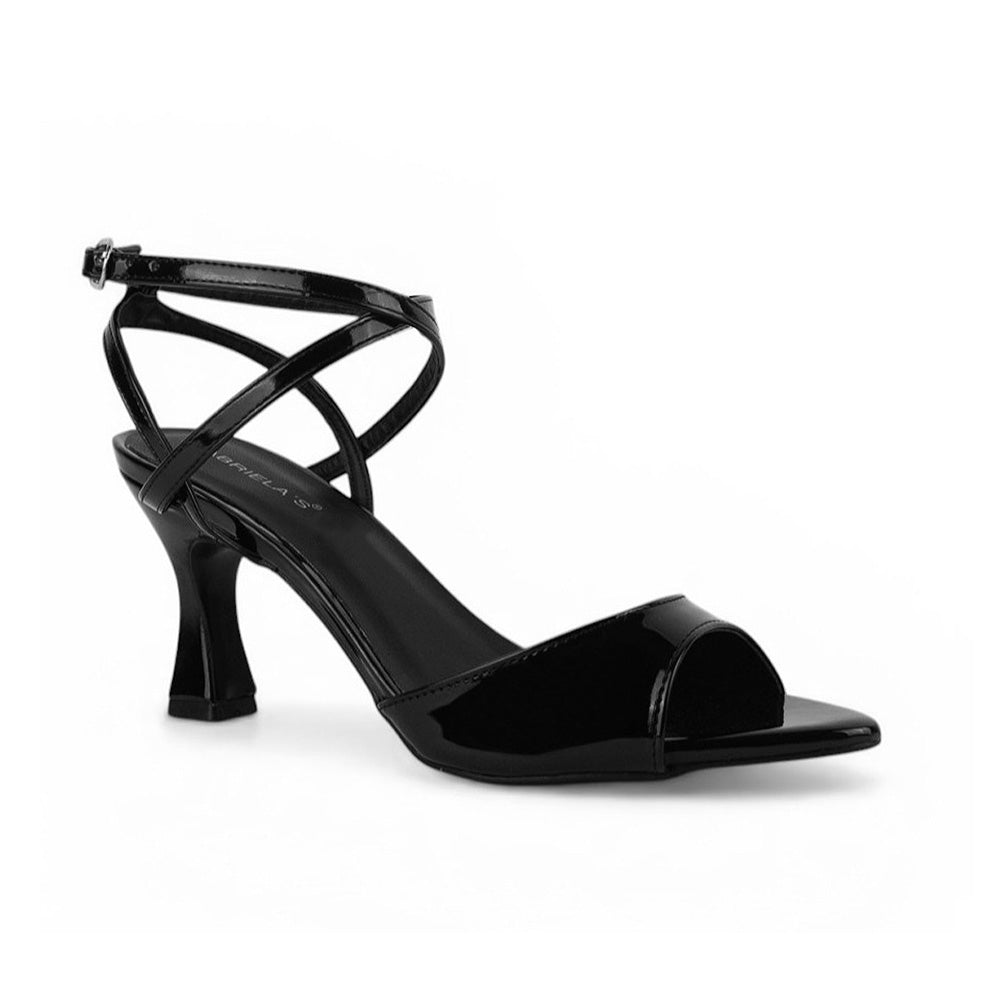 Vista diagonal de zapatilla negra para mujer con punta fina abierta tiras cruzadas al tobillo hebilla redonda y tacón de 8cm