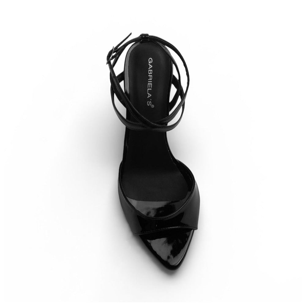 Vista superior de zapatilla de punta fina abierta para mujer con tiras cruzadas al tobillo en color negro