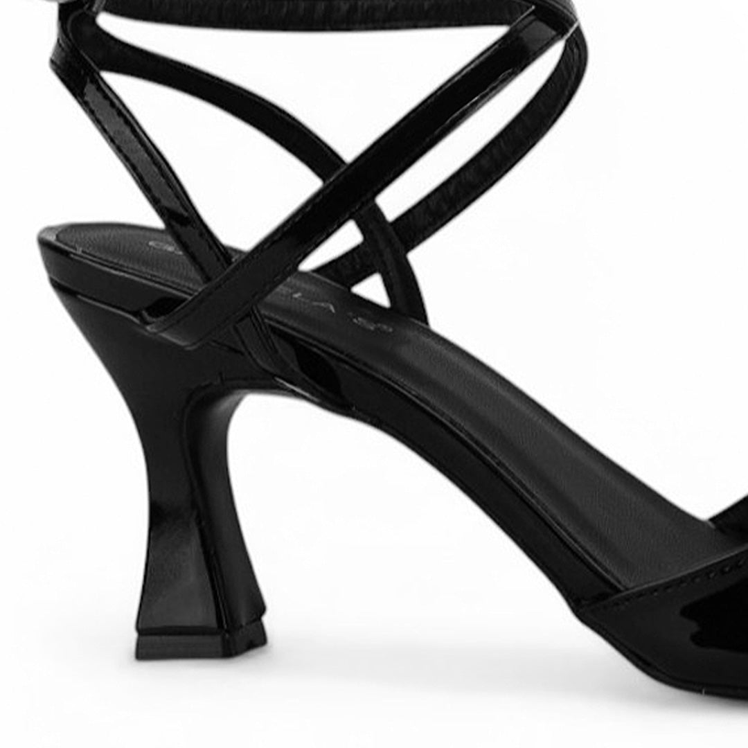 Vista trasera de tacón medio de 8cm en zapatilla negra de punta fina abierta para mujer con pulsera cruzada al tobillo 