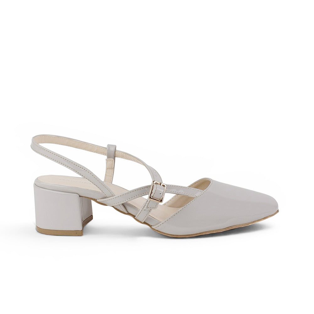 Vista lateral de zapatilla beige destalonada para dama con tacón bajo 5cm de charol y punta cuadrada