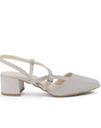 Vista lateral de zapatilla beige destalonada para dama con tacón bajo 5cm de charol y punta cuadrada
