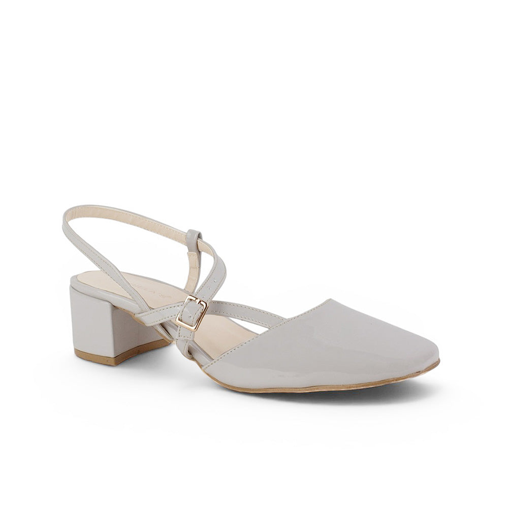 Vista diagonal de zapatilla destalonada beige con punta cuadrada en charol y tacón bajo 5cm para dama 