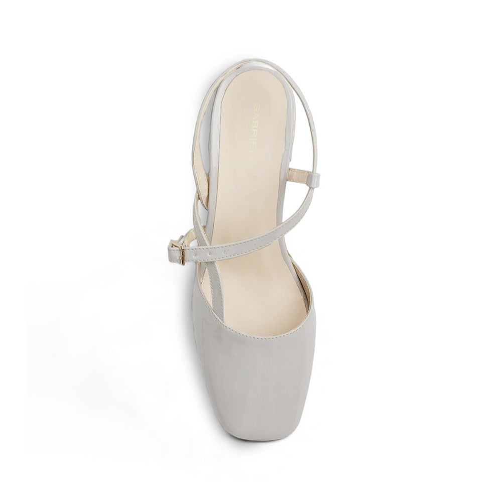 Vista superior de zapatilla beige con punta cuadrada destalonada, en acabado charol y tacón bajo 5cm 