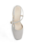 Vista superior de zapatilla beige con punta cuadrada destalonada, en acabado charol y tacón bajo 5cm 