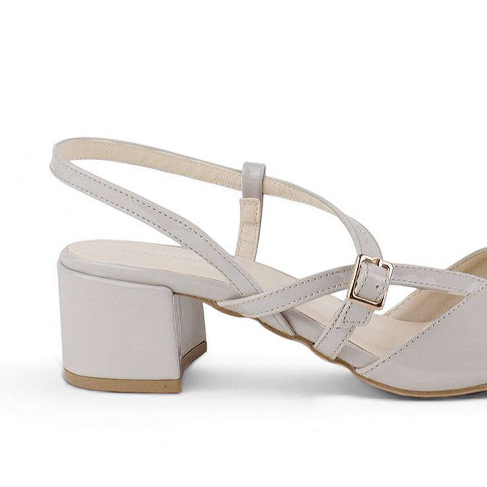 Vista trasera del tacón bajo 5cm de la zapatilla beige destalonada en charol con punta cuadrada para dama