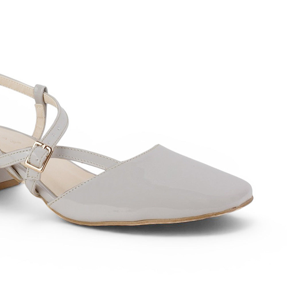 Destalle del material charol en zapatilla beige de punta cuadrada para dama con tacón bajo 5cm 