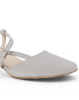 Destalle del material charol en zapatilla beige de punta cuadrada para dama con tacón bajo 5cm 