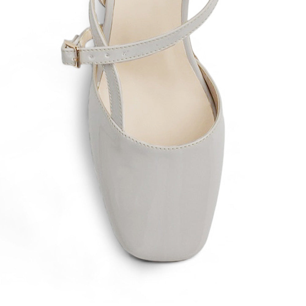 Vista del detalle en punta cuadrada de la zapatilla beige para dama con tacón bajo 5cm y acabado charol 