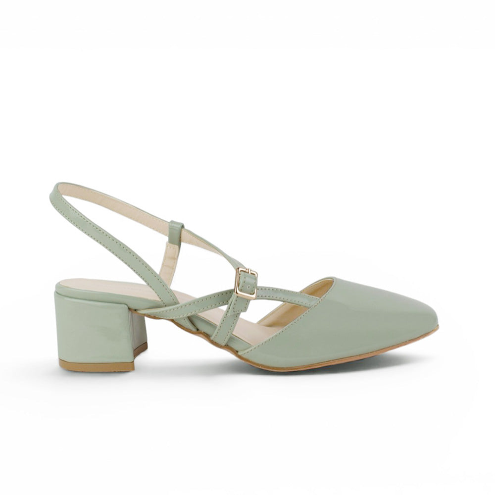 Vista lateral de zapatilla verde destalonada para dama con tacón bajo 5cm de charol y punta cuadrada