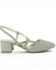 Vista lateral de zapatilla verde destalonada para dama con tacón bajo 5cm de charol y punta cuadrada