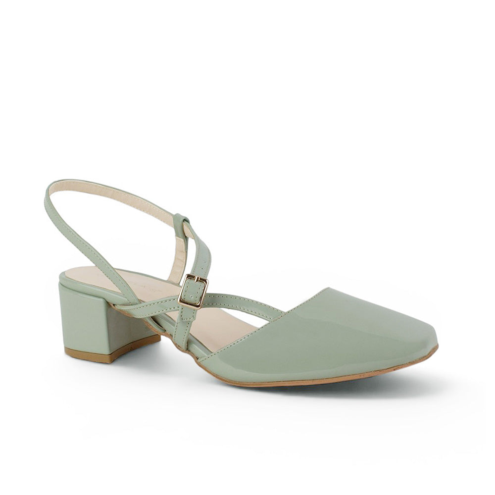 Vista diagonal de zapatilla destalonada verde con punta cuadrada en charol y tacón bajo 5cm para dama 