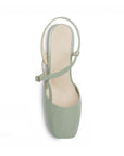 Vista superior de zapatilla verde con punta cuadrada destalonada, en acabado charol y tacón bajo 5cm 