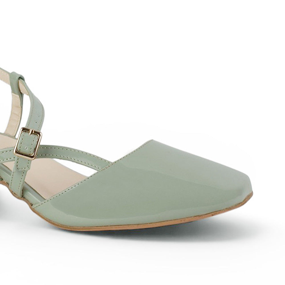 Destalle del material charol en zapatilla verde de punta cuadrada para dama con tacón bajo 5cm 