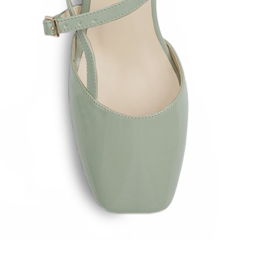Vista del detalle en punta cuadrada de la zapatilla verde para dama con tacón bajo 5cm y acabado charol 