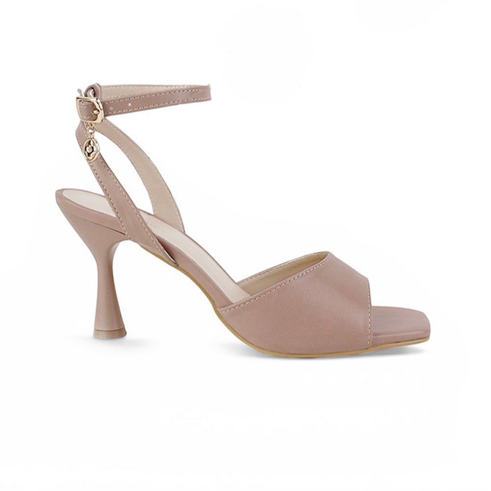 Vista lateral de zapatilla nude para mujer con punta cuadrada tacón medio de 9cm y pulsera ajustable al tobillo