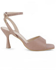 Vista lateral de zapatilla nude para mujer con punta cuadrada tacón medio de 9cm y pulsera ajustable al tobillo