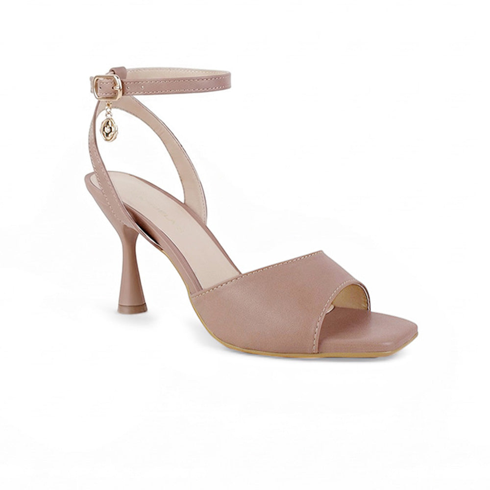 Vista diagonal de zapatilla nude de diseño descubierto para mujer con pulsera ajustable y tacón de 9cm