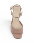 Vista superior de zapatilla nude para mujer con punta cuadrada pulsera ajustable y de diseño descubierto