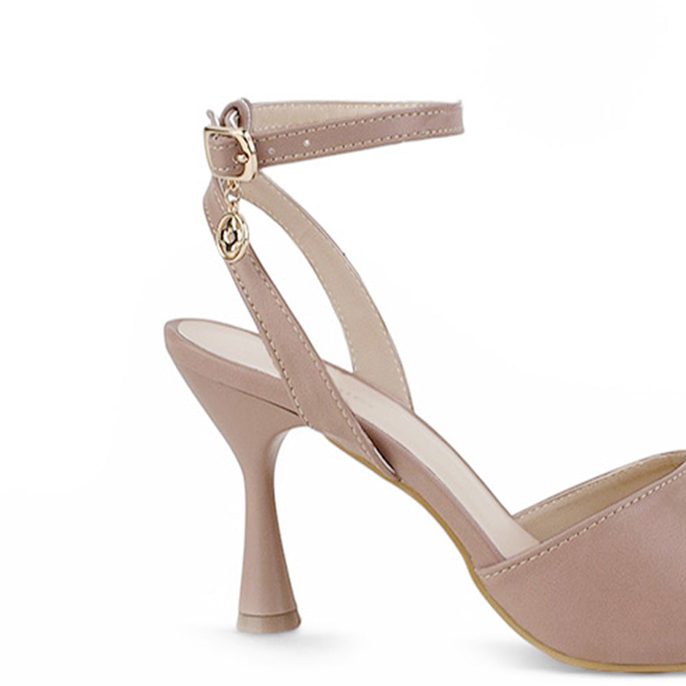 Vista trasera de tacón medio de 9cm en zapatilla nude para mujer con pulsera ajustable al tobillo de diseño descubierto