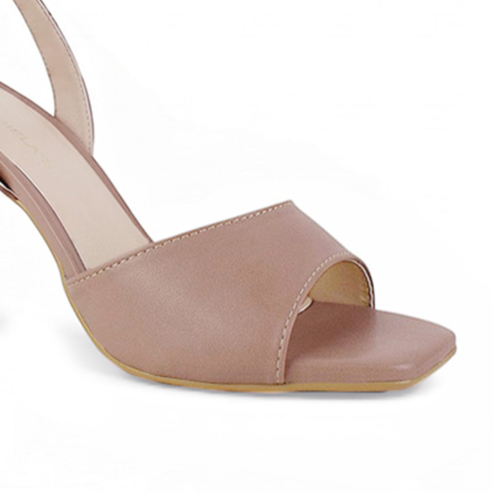 Vista a detalle de punta cuadrada de diseño descubierto en zapatilla nude para mujer con pulsera ajustable al tobillo