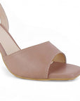 Vista a detalle de punta cuadrada de diseño descubierto en zapatilla nude para mujer con pulsera ajustable al tobillo