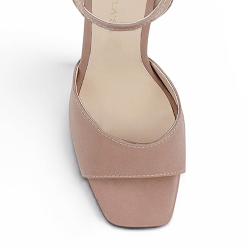 Vista de material sintético en zapatilla nude para mujer de diseño descubierto con punta cuadrada pulsera ajustable al tobillo y tacón medio de 9cm