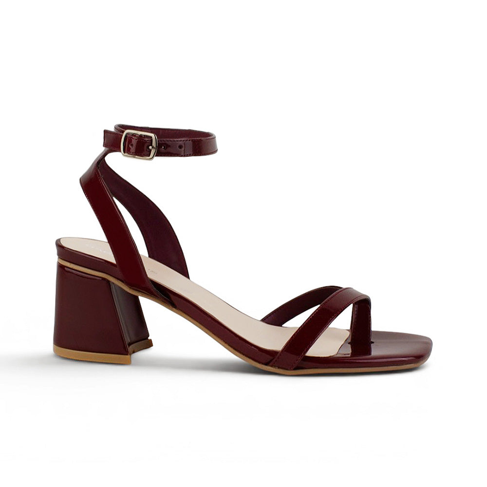 Vista lateral de zapatilla vino de charol para dama con tiras delgadas y tacón medio 7 cm 