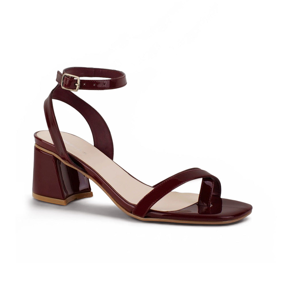 Vista diagonal de la zapatilla vino con tacón medio 7 cm y detalle de tiras delgadas 