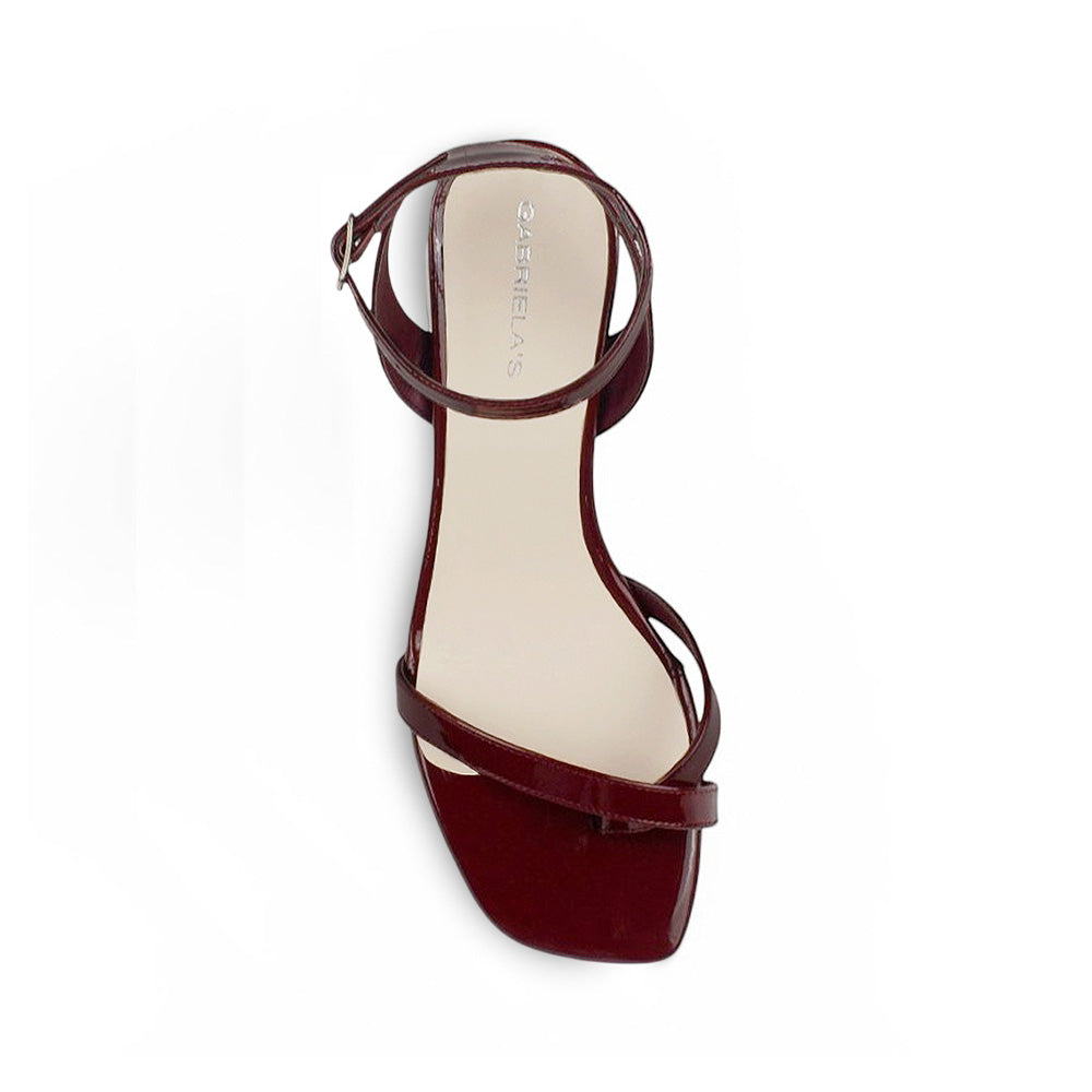Vista superior de zapatilla vino para dama con detalle en tiras delgadas y tacón medio 7 cm para dama 