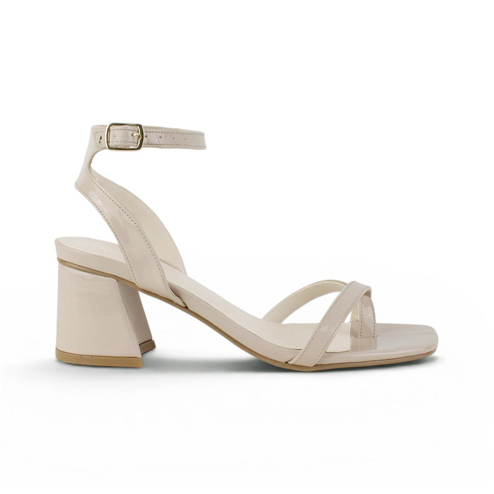Vista lateral de zapatilla beige de charol para dama con tiras delgadas y tacón medio 7 cm 