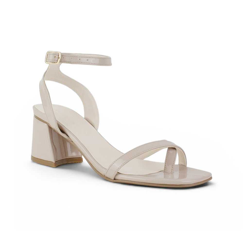 Vista diagonal de la zapatilla beige con tacón medio 7 cm y detalle de tiras delgadas 