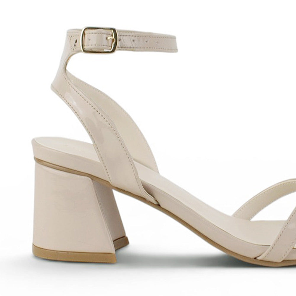 Vista trasera del tacón medio 7cm en la zapatilla beige para dama con detalle en tiras delgadas