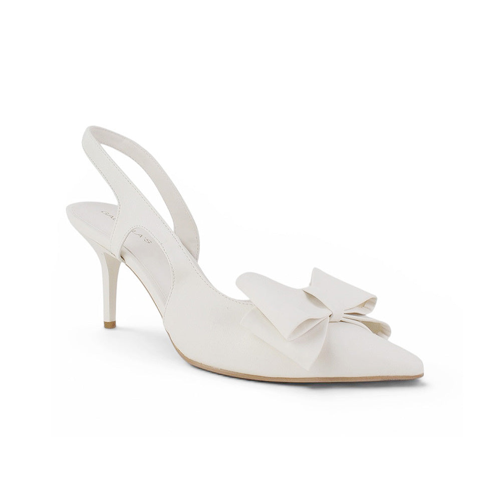 Vista diagonal de zapatilla beige tipo stiletto con moño al frente, tacón medio 8cm y destalonadas para dama