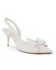 Vista diagonal de zapatilla beige tipo stiletto con moño al frente, tacón medio 8cm y destalonadas para dama