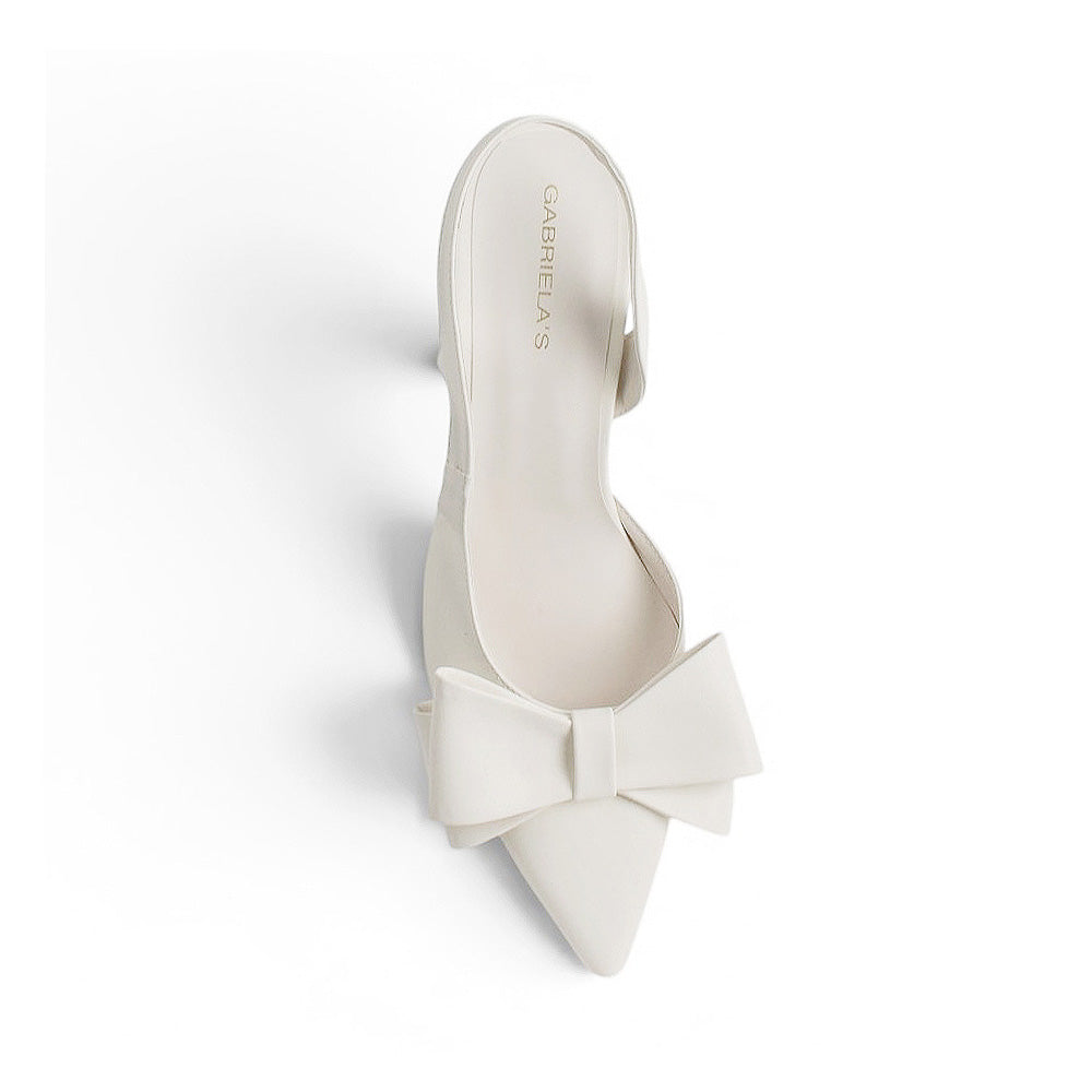 Vista superior de zapatilla beige para dama tipo stiletto con moño al frente y tacón medio 8cm