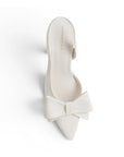 Vista superior de zapatilla beige para dama tipo stiletto con moño al frente y tacón medio 8cm