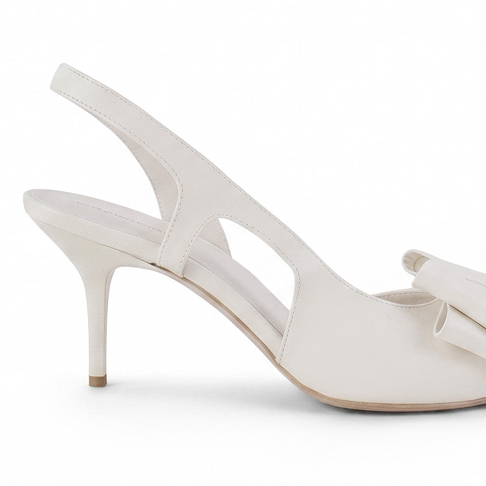 Vista trasera del tacón medio de 8cm en la zapatilla beige tipo stiletto con moño al frente para dama 