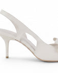 Vista trasera del tacón medio de 8cm en la zapatilla beige tipo stiletto con moño al frente para dama 