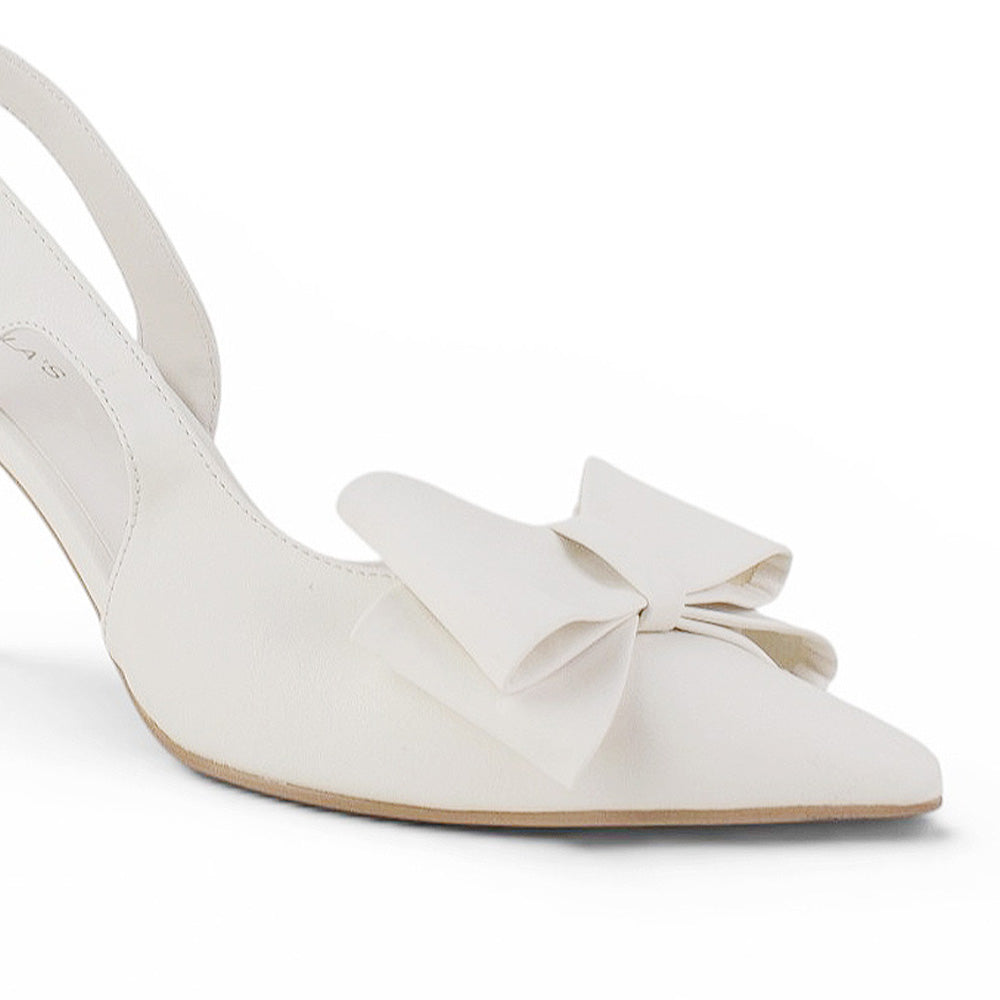 Detalle del material cabra sintético en zapatilla beige para dama tipo stiletto destalonada con moño al frente y tacón medio 8cm