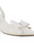 Detalle del material cabra sintético en zapatilla beige para dama tipo stiletto destalonada con moño al frente y tacón medio 8cm